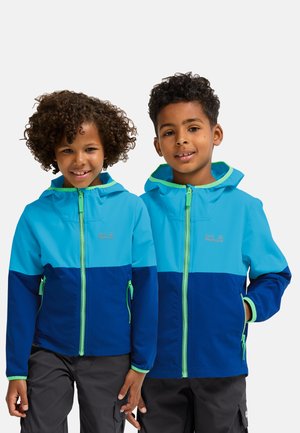 Blaue und marineblaue Windjacken mit grünen Akzenten, ausgestattet mit einem durchgehenden Reißverschluss, angenähten Kapuzen und Reißverschlusstaschen an den Seiten.