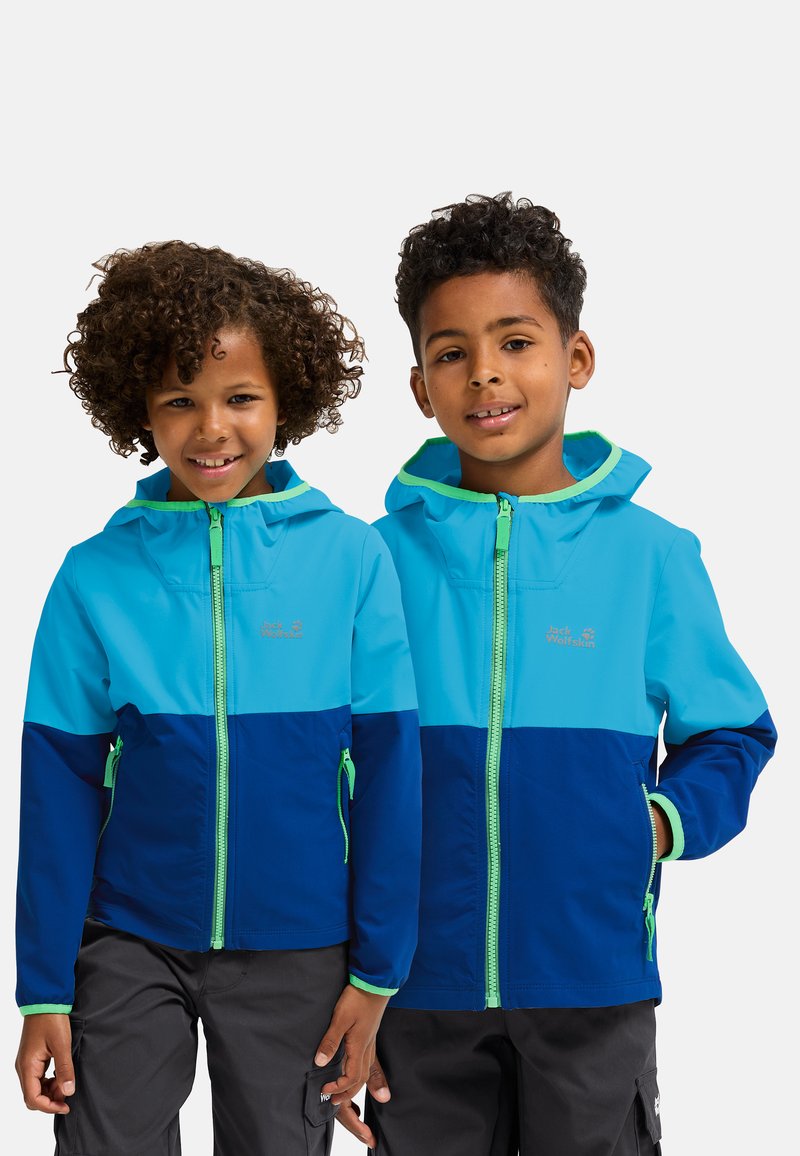 Μπλε και ναυτικό τζάκετ αδιάβροχα με πράσινες λεπτομέρειες, διαθέτουν πλήρη φερμουάρ, ενσωματωμένες κουκούλες και πλαϊνές τσέπες με φερμουάρ.