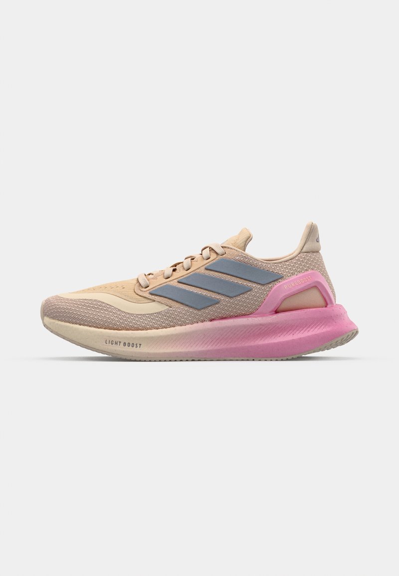 Chaussure de course avec une tige en maille beige, des bandes d'accent grises et une semelle rembourrée rose. Design léger avec des détails de surface texturés.