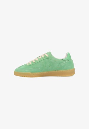 Groene suède sneakers met een laag profiel, beige veters en een gestructureerde gumrubberen zool. Heeft minimale stiknaden en perforaties.