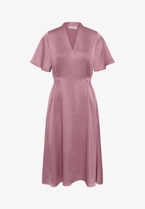 Levandulové šaty ke kolenům s krátkými volánkovými rukávy, výstřihem do V, nařaseným pasem a áčkovou sukní z texturované látky.