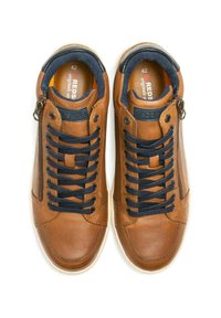 Sneaker in pelle marrone con lacci blu navy, chiusura con zip laterale e suola in gomma beige. Interno con una fodera blu a contrasto. Taglia 42.