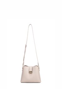 Borsa a secchiello in pelle beige con una forma strutturata, tracolla regolabile e chiusura anteriore con patta dotata di un gancio metallico. Texture liscia.