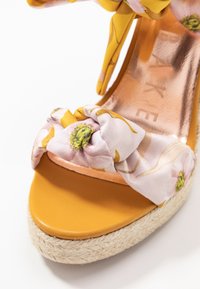 Ted Baker Sandali con tacco - yellow