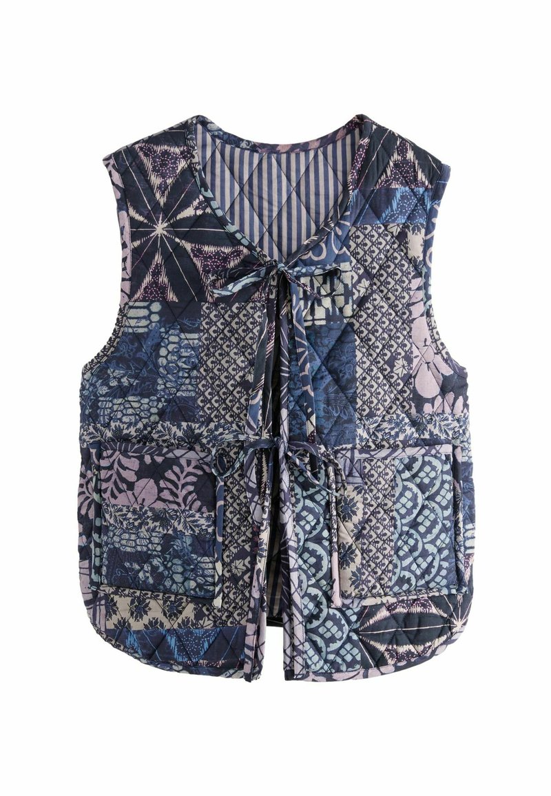 Gequilted vest van gestoffeerd materiaal in blauwe en paarse tinten. Heeft een V-hals, striksluiting en twee voorzakken.