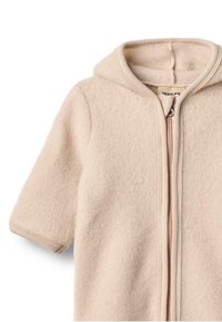 Beige fleeceline kapuutsiga rõivas lühikeste varrukatega, täispikk eesmine tõmblukk ja sooniksoe varrukad. Pehme, tekstuuriga kangas. Minimalistlik disain.