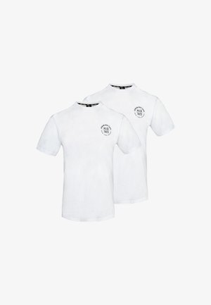 To hvide bomulds t-shirts vist sammen. De har korte ærmer og en rund halsudskæring. Den ene shirt har et sort rundt logo på brystet.