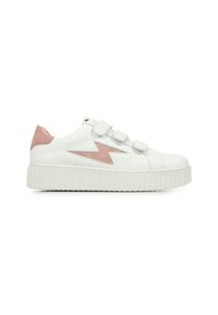 Witte leren sneakers met een roze suede accent en klittenbandsluitingen. Heeft een gestructureerde witte plateauzool.