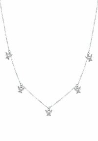 Collier en argent avec une chaîne délicate et cinq pendentifs en forme de papillon, ornés de détails évoquant de minuscules cristaux.
