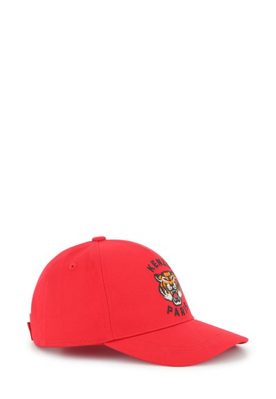 Casquette de baseball en coton rouge avec une visière courbée, présentant un motif tigre brodé et le texte "KENZO PARIS" à l'avant.