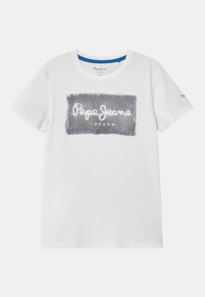 Camiseta blanca de manga corta con un parche rectangular gris en el centro que muestra "Pepe Jeans London" en letras blancas cursivas y mayúsculas.
