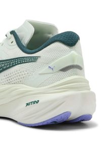 Witte mesh hardloopschoen met teal accenten, gebogen hak, paarse zool en "NITRO" branding. Heeft een gevoerde kraag en een gestructureerd ontwerp.