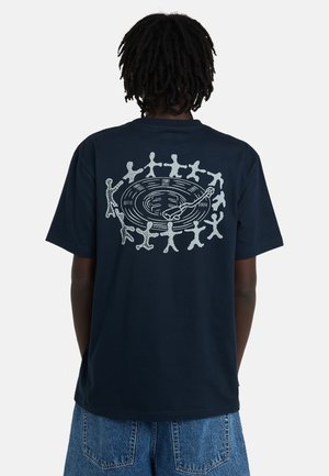 Granatowy bawełniany t-shirt z grafiką na plecach przedstawiającą ludziki wokół winylowej płyty z gramofonem. Krótkie rękawy, luźny krój.