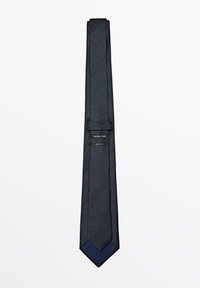 Tmavě modrá kravata z texturované látky s špičatým koncem a tmavším modrým akcentem na špičce. Štítek nese nápis "Massimo Dutti."