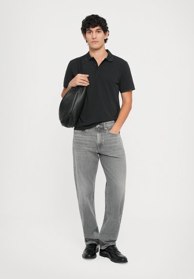 Zwarte poloshirt, grijze spijkerbroek met rechte pijpen, zwarte leren schoenen en een zwarte tas. Effen stof met een gladde textuur en een casual ontwerp.