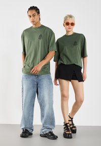 YOURTURN UNISEX - Print T-shirt - thyme