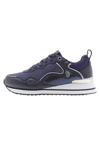 Granatowe sneakersy z syntetycznymi materiałami górnymi, srebrnymi akcentami, zaokrąglonym noskiem, wyściełanym kołnierzem i teksturowaną boczną wstawką. Biała podeszwa z bieżnikiem.