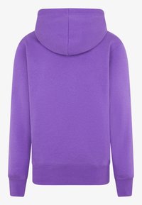 Felpa viola con una texture morbida, maniche lunghe e cappuccio. Presenta polsini e orlo a coste. Nessun marchio o motivo visibile.