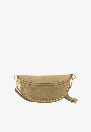 Sac à main en daim beige avec une forme courbe, doté d'une fermeture zippée dorée et d'accents de clous dorés le long du bord. Bandoulière détachable incluse.