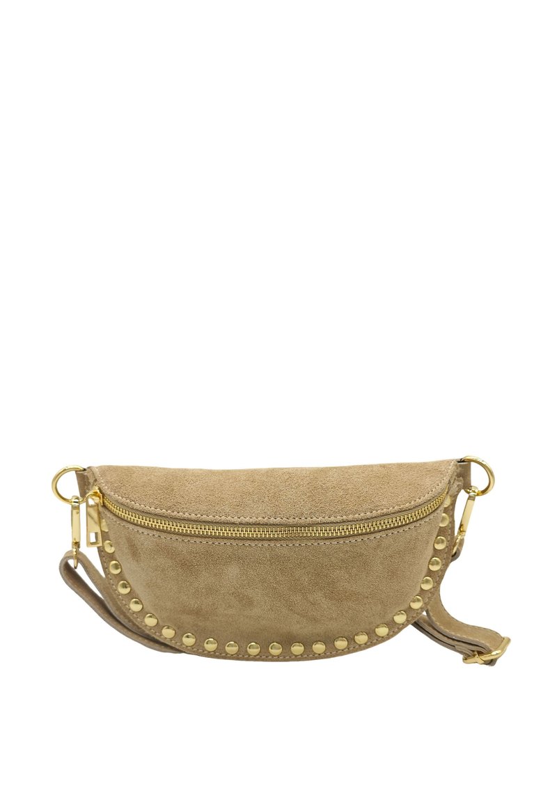 Sac à main en daim beige avec une forme courbe, doté d'une fermeture zippée dorée et d'accents de clous dorés le long du bord. Bandoulière détachable incluse.