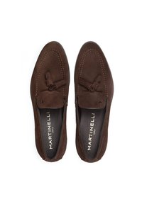 Zapatos de ante marrón tipo slip-on con detalle de lazo, costuras en contraste, puntera redonda y una plantilla de cuero que presenta el logotipo de la marca.