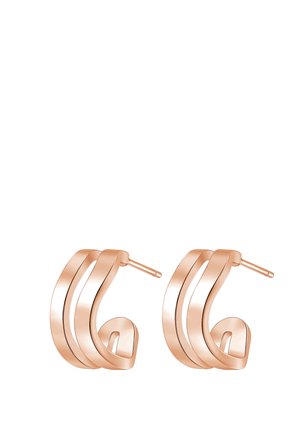 Coppia di orecchini a cerchio in oro rosa con design moderno a doppio nastro e chiusure con perno sul retro su sfondo bianco.