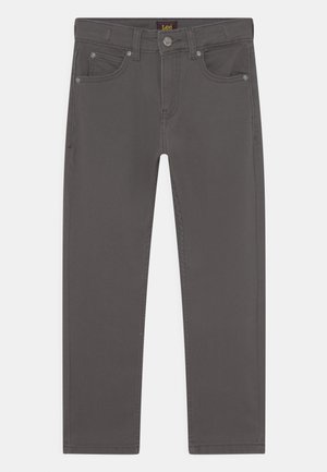 Jean en denim gris avec une coupe droite, style cinq poches et détails de couture subtils. Accents en matériel métallique à la taille et aux poches.