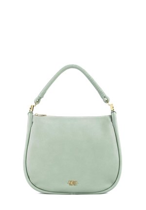 Borsa a spalla in pelle verde con forma curva, manico testurizzato e dettagli in logo dorato sulla parte anteriore. Chiusura superiore con zip.