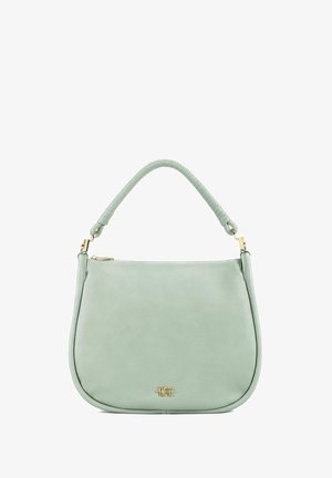 Borsa a spalla in pelle verde con forma curva, manico testurizzato e dettagli in logo dorato sulla parte anteriore. Chiusura superiore con zip.