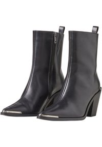 Czarne skórzane botki za kostkę z wąskim noskiem, metalicznym akcentem na czubku oraz zamek błyskawiczny. Posiadają gruby koturn i boczne uchwyty.