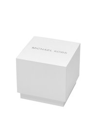 Weißes Quadrat mit strukturierter Oberfläche, auf dem Deckel befindet sich das in Silber geprägte Logo "Michael Kors". Keine weiteren Details sind vorhanden.