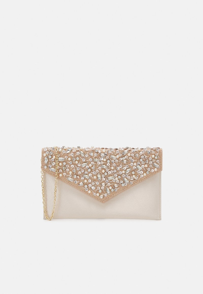 Pochette enveloppe beige avec un dessus texturé ornée de perles et de sequins. Bandoulière en chaîne dorée attachée, matériau satin lisse en dessous.