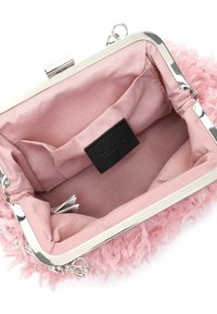 Luddig rosa handväska med en texturerad utsida, silverram och ett mjukt rosa foder. Har en svart etikett och interna fickor.