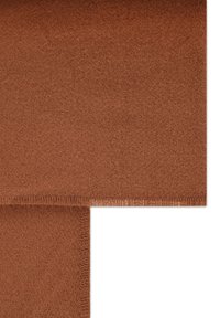 Brązowa tkanina o teksturowanej powierzchni, z miękkim, puszystym wykończeniem i postrzępionymi brzegami. Brak widocznych wyraźnych wzorów lub elementów metalowych.