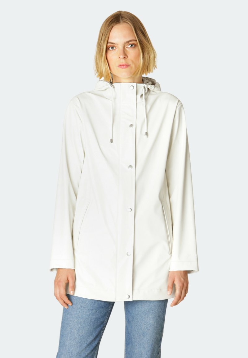 Chaqueta blanca impermeable con capucha, cierre frontal a presión y dos bolsillos laterales; cuenta con una textura suave y un corte relajado.
