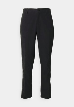 Pantalones negros de tela tejida, con diseño de pierna recta, bolsillos delanteros y cierre de un solo botón con cremallera.