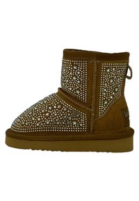 Stivale alla caviglia in suede color marrone con punta rotonda, ricoperto da strass trasparenti e iridescenti disposti a forma di stelle. Suola piatta in gomma.