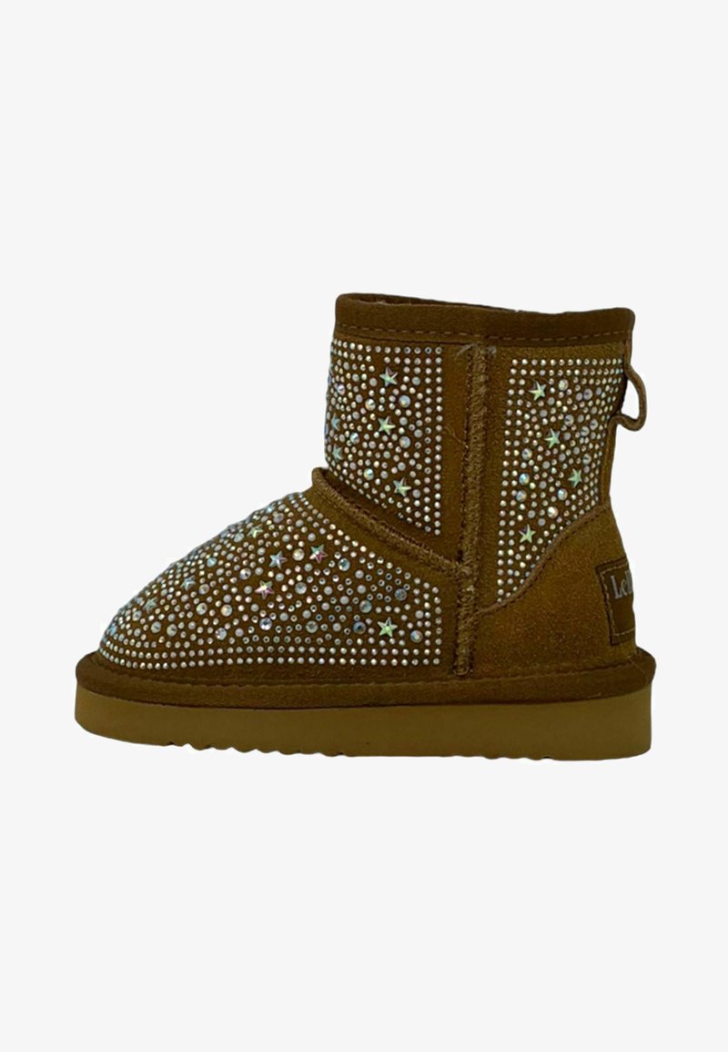 Stivale alla caviglia in suede color marrone con punta rotonda, ricoperto da strass trasparenti e iridescenti disposti a forma di stelle. Suola piatta in gomma.