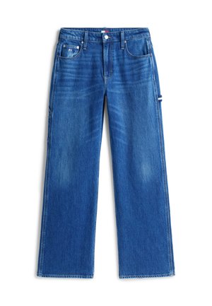 Široke modre jeans hlače s klasičnim krojem, ki imajo pet žepov in subtilno bledenje teksture. Očitno kontrastno šivanje v zeliščni barvi.