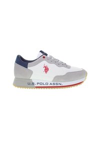 Zapatilla gris y blanca con materiales de ante y malla. Presenta un logo rojo, acentos azules y una suela de goma con una banda amarilla. Marca U.S. Polo Assn.