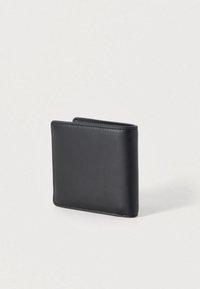 Μαύρο δερμάτινο πορτοφόλι με ορθογώνιο σχήμα και λεία υφή. Διαθέτει ραμμένη άκρη και σχεδιασμό με μία δίπλωση, με ελάχιστα μεταλλικά στοιχεία.