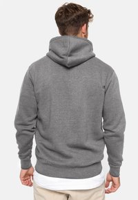 Graue Kapuzensweatshirt mit einer weichen Textur, gerippten Bündchen und Saum, großer Kapuze und klassischer Passform, von hinten betrachtet.