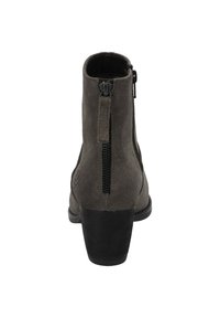 Stivale alla caviglia in suede grigio con zip posteriore, punta rotonda e tacco a blocco basso. Presenta linee pulite e una finitura testurizzata.