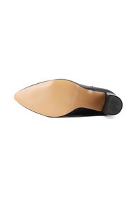 Zapato de tacón alto negro con punta afilada, parte superior de cuero liso y suela de goma marrón claro con superficie texturizada.