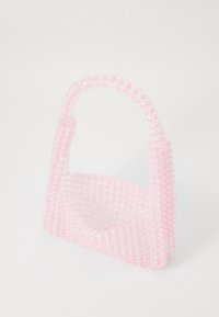 Rožinė karoliukų rankinė su struktūrizuota forma, išsiskirianti skaidria dizainu ir lanksčia tekstūra, su viena rankena.