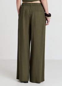 Olivgrüne Hosen mit weitem Bein aus einem weichen Stoff, ausgestattet mit einem elastischen Bund und zwei Gesäßtaschen, mit einer glatten, matten Textur.