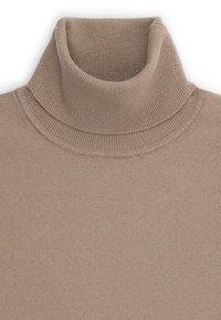 Beżowy golf wykonany z miękkiej dzianiny, z wysokim kołnierzem i teksturowanym prążkowaniem na krawędziach, o gładkim wykończeniu.