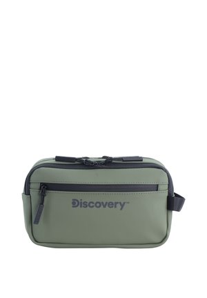 Borsa da toiletries rettangolare color khaki con esterno liscio e impermeabile, tasca frontale con zip e logo. Presenta dettagli neri e una maniglia laterale.