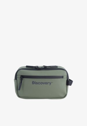 Borsa da toiletries rettangolare color khaki con esterno liscio e impermeabile, tasca frontale con zip e logo. Presenta dettagli neri e una maniglia laterale.