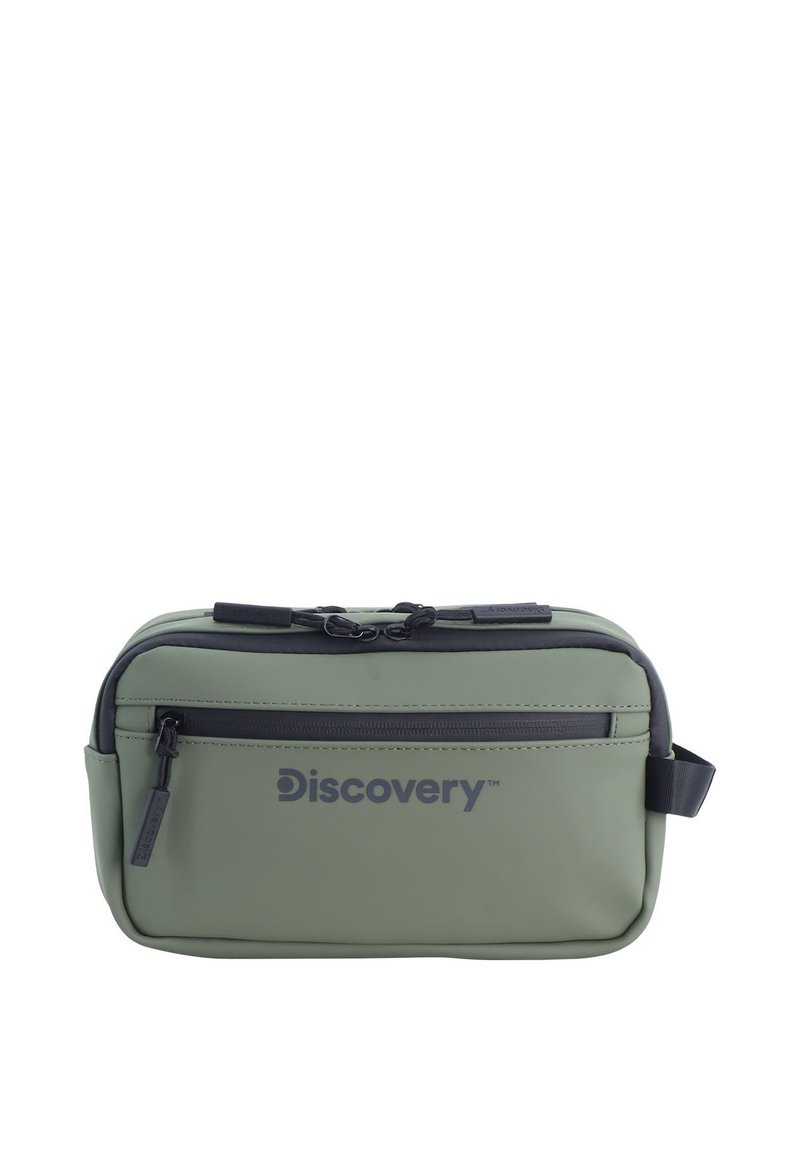 Borsa da toiletries rettangolare color khaki con esterno liscio e impermeabile, tasca frontale con zip e logo. Presenta dettagli neri e una maniglia laterale.